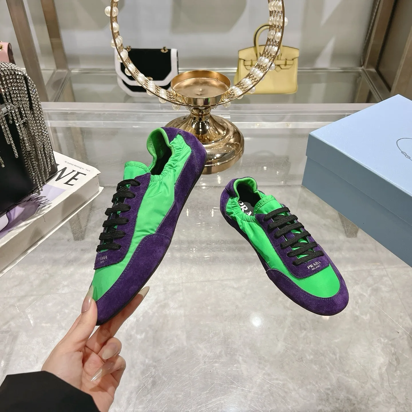 👟👟Ex-factory price 520👟👟Men's size +10 Couple style🎆Prada's new moral training shoes. The upper is suede with texture, and the inner sheepskin is wrapped. It is soft and waxy🎆The insole is thickened with lambskin. It is extremely comfortable to step on, has a sense of support, and feels well wrapped. The shoe shape is full of wrapping, light and easy to wear. A practical casual shoe that makes your legs appear taller! White is clean and refreshing, needed all year round, and can be easily worn with skirts and pants. Upper: imported suede/original molded fabric. Lining: sheepskin. Outsole: rubber outsole! Code number: 35-41 Color: burgundy blue brown green dark green yellow black red gray 9 colors available